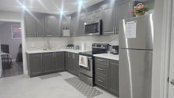 Een koelkast, een magnetron, een oven, een kookplaat