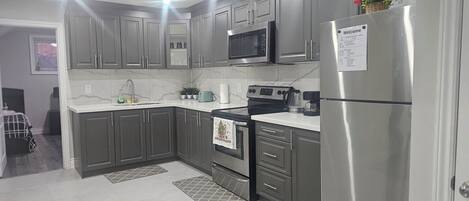 Geladeira, micro-ondas, fogão, cooktop