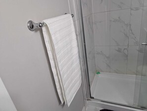 Ducha, secador de pelo, toallas y jabón