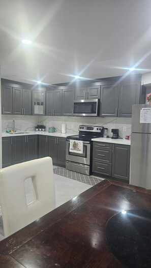 Geladeira, micro-ondas, fogão, cooktop