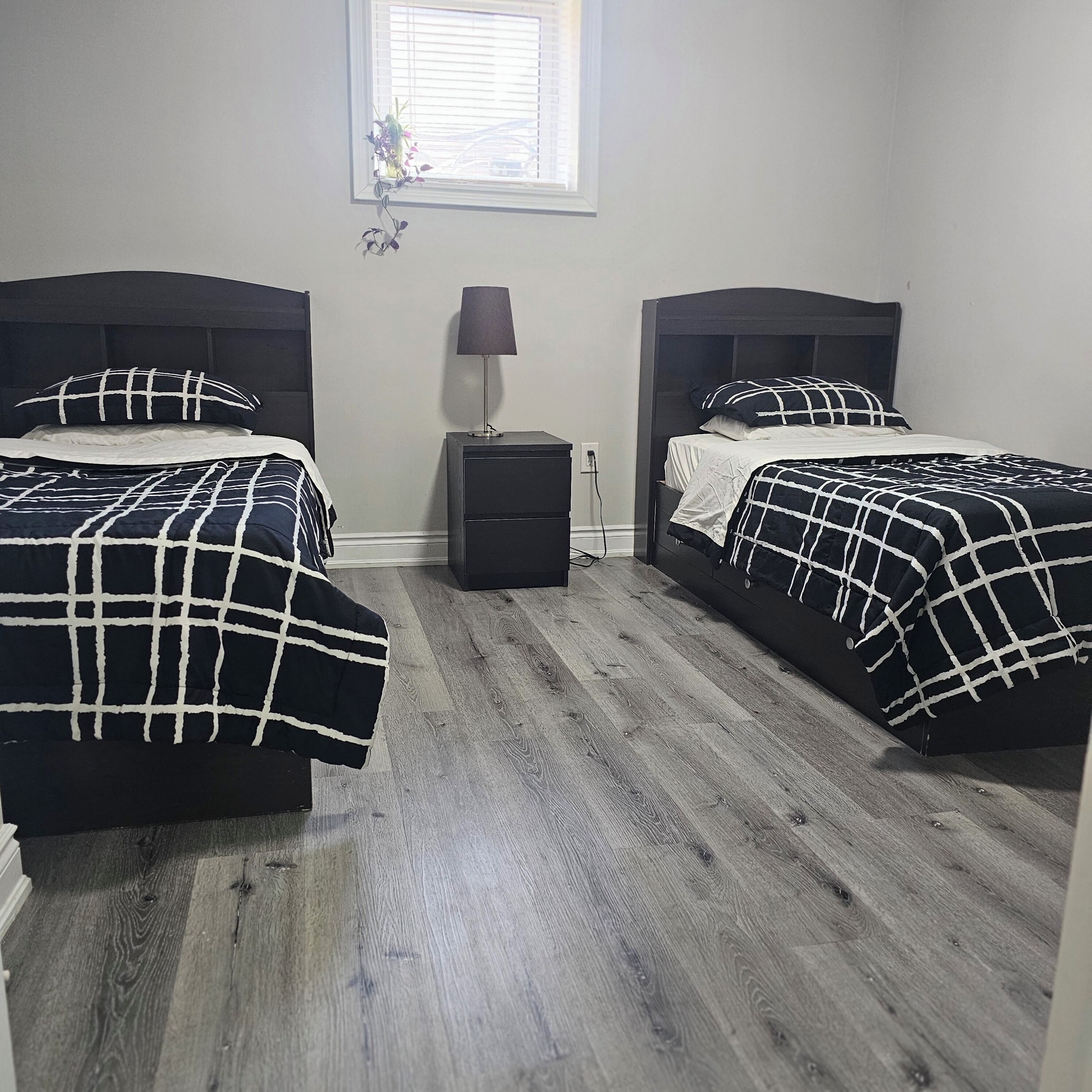 2 chambres, bureau, fer et planche à repasser, lit parapluie