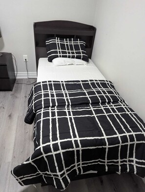 2 Schlafzimmer, Schreibtisch, Bügeleisen/Bügelbrett, Reisekinderbett