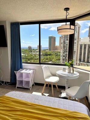 1 bedroom, iron/ironing board, free WiFi, bed sheets - Cozy Ocean-view studio in the heart of Waikiki (Honolulu)