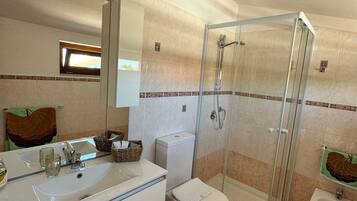 Haartrockner, HandtĂŒcher, Seife, Toilettenpapier