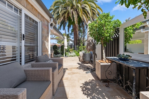 Family Retreat With Outdoor Courtyard