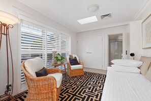 Apartment | Living room - Family Retreat With Outdoor Courtyard (Sydney)