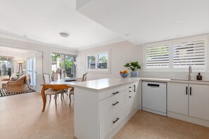 Apartment | Private kitchen - Family Retreat With Outdoor Courtyard (Sydney)