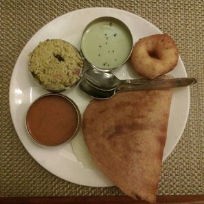 فطور مُعَد للتناول بالخارج يوميًا مقابل �رسوم