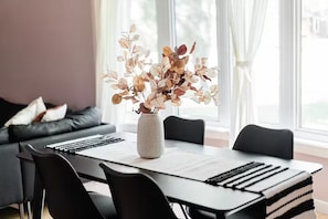 Dining - Spacious 3BR Home with Fast Wi-Fi and Free Parking (Winnipeg)