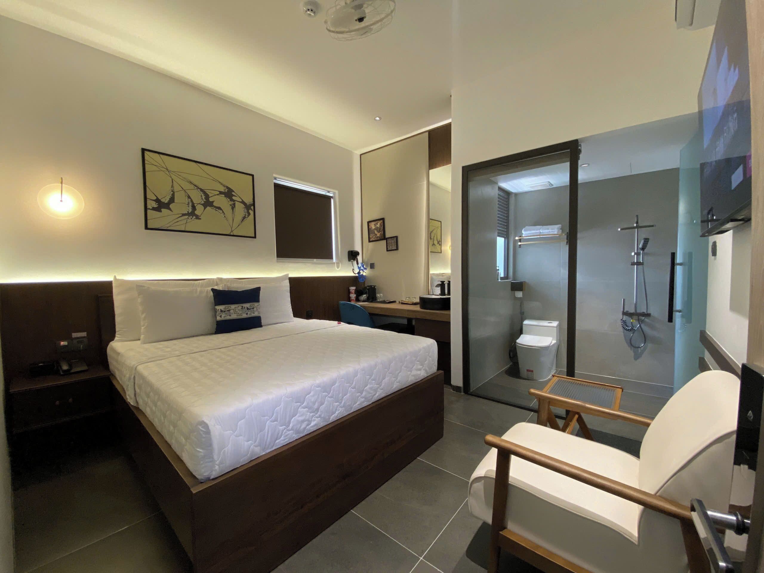 Deluxe Room | Iron/ironing board, bed sheets