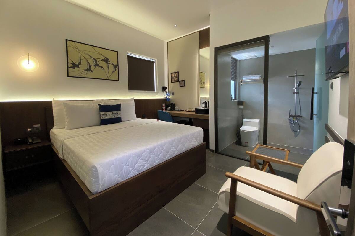 Habitación Deluxe | Tabla de planchar con plancha y ropa de cama