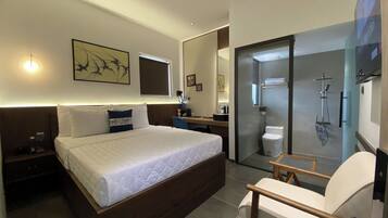 Tabla de planchar con plancha y ropa de cama