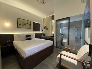 Habitación Deluxe | Tabla de planchar con plancha y ropa de cama 