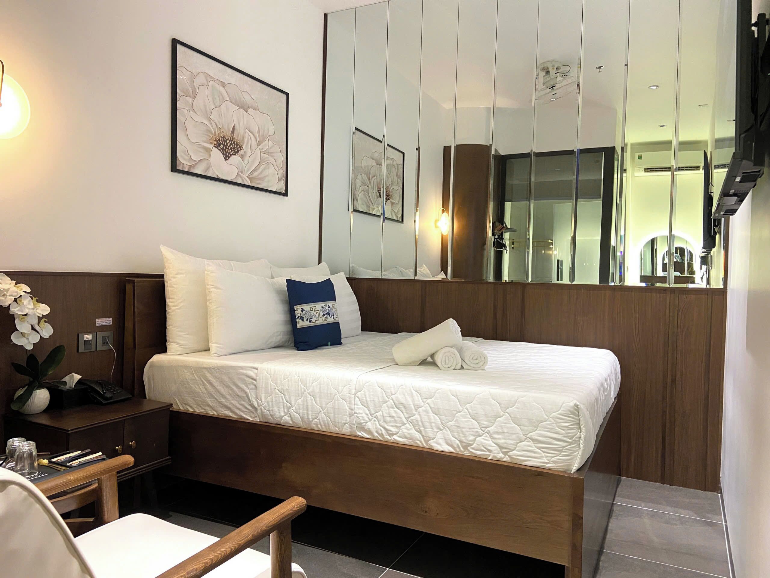 Iron/ironing board, bed sheets