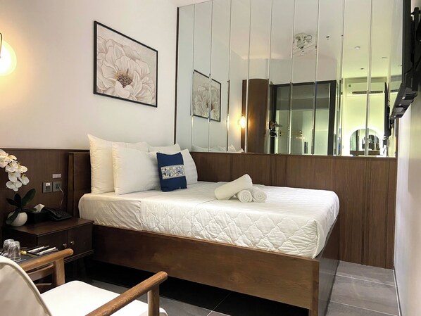 Tabla de planchar con plancha y ropa de cama 