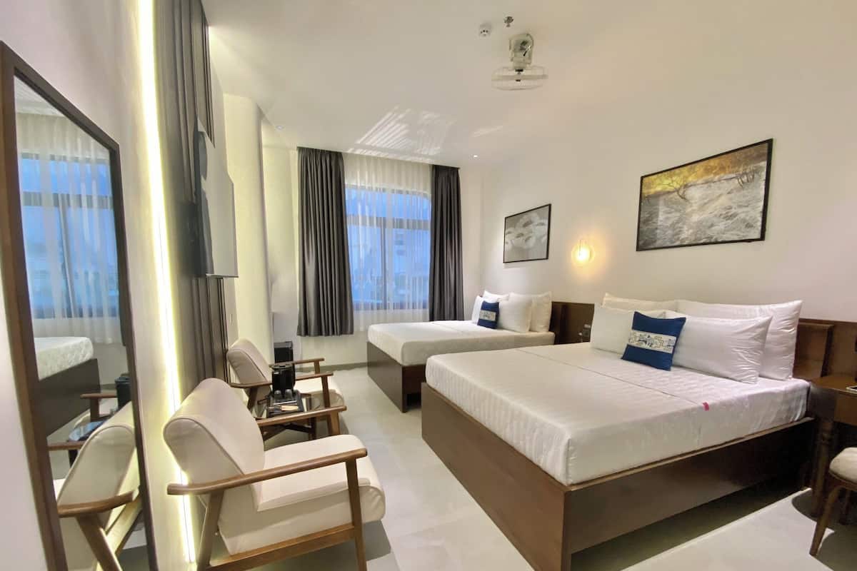 Habitación doble familiar | Tabla de planchar con plancha y ropa de cama