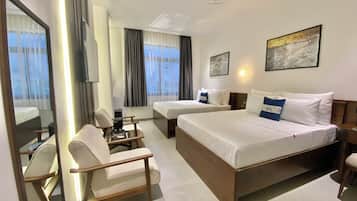 Tabla de planchar con plancha y ropa de cama