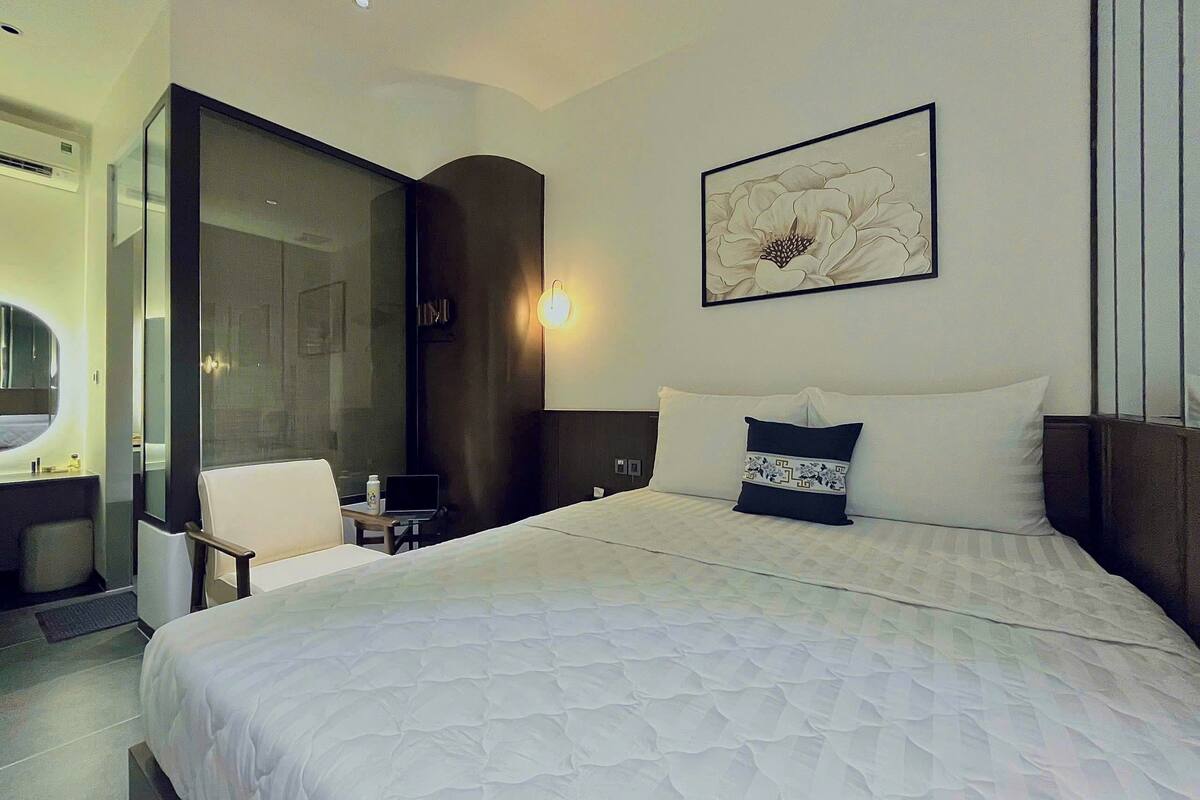 Habitación básica doble de uso individual | Tabla de planchar con plancha y ropa de cama