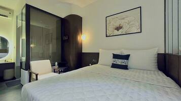 Tabla de planchar con plancha y ropa de cama