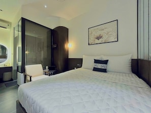 Tabla de planchar con plancha y ropa de cama