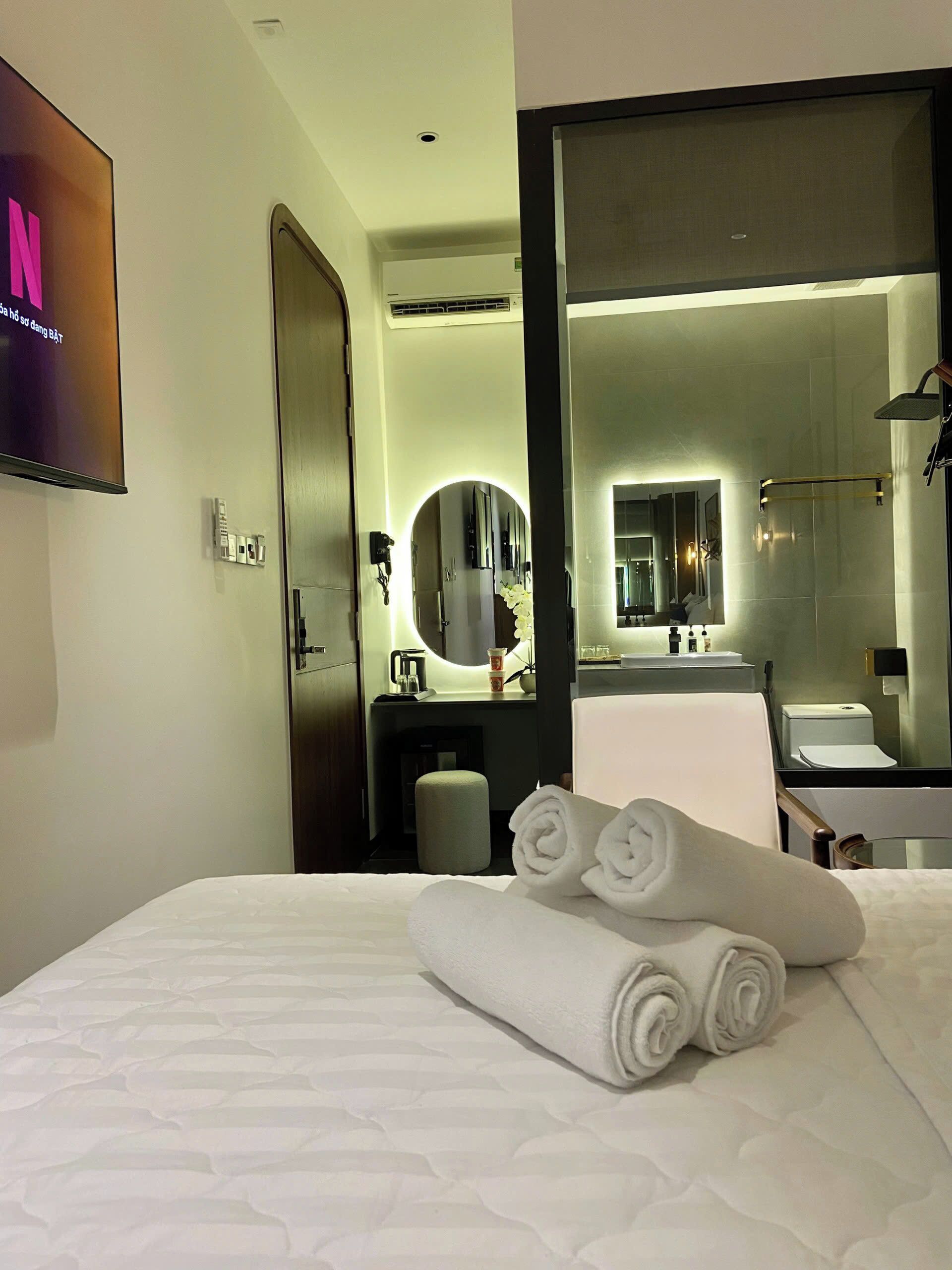 Iron/ironing board, bed sheets