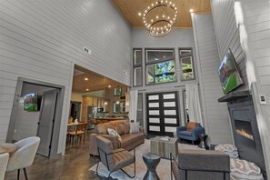 Smart TV, fireplace - Special | Heated Pool • Hot Tub • Pets • Fire Pit (Broken Bow)