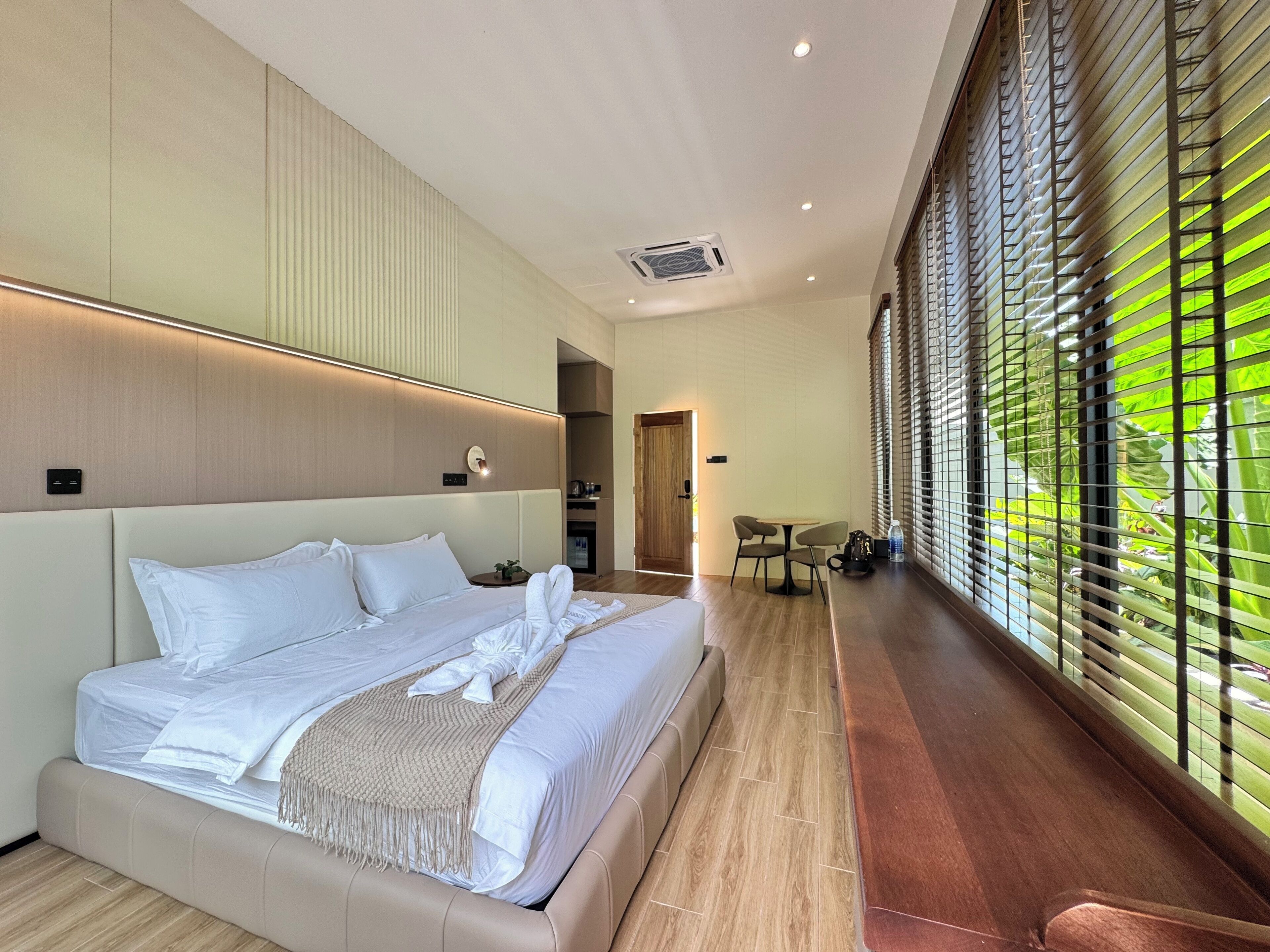 Deluxe Chalet, 1 King Bed, Patio, Garden View