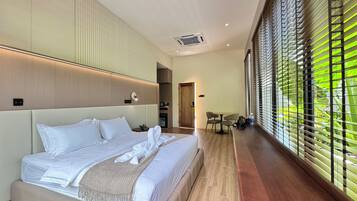 Deluxe Chalet, 1 King Bed, Patio, Garden View