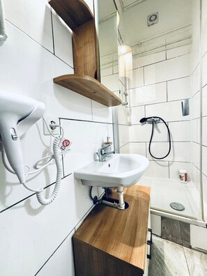 Basic Studio | Bathroom | Shower, free toiletries, hair dryer, towels