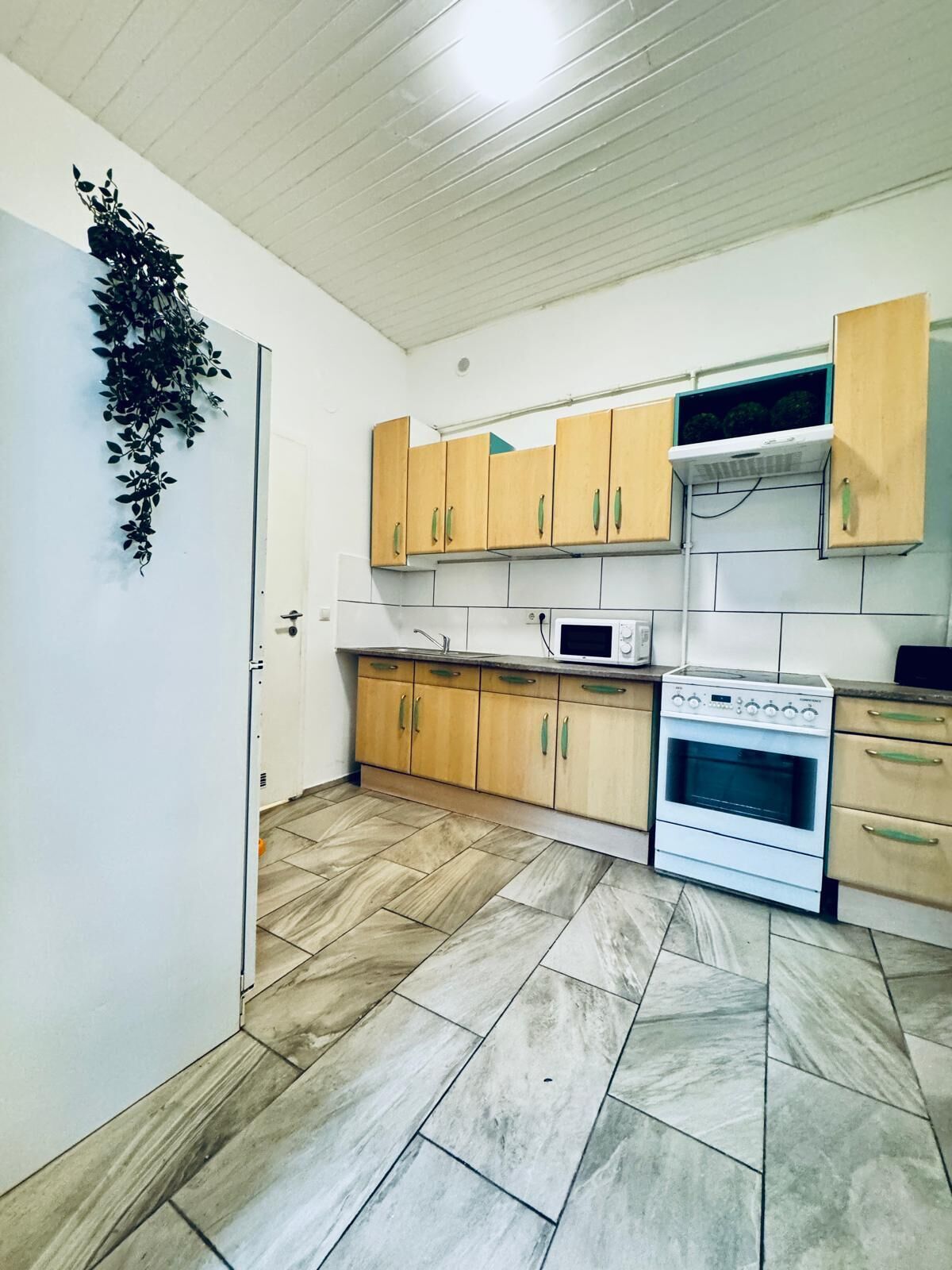 基础开间 | 私人厨房 | 冰箱、微波炉、炉灶、厨具/餐具