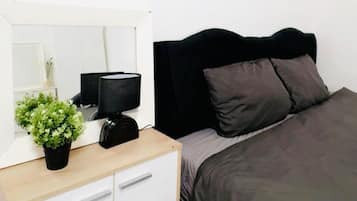 Basic Studio | Iron/ironing board