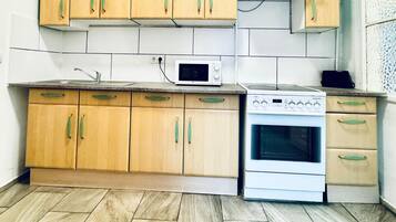 Basic Studio | Private kitchen | Fridge, microwave, stovetop, cookware/dishes/utensils