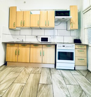 Monolocale Basic | Cucina privata | Frigorifero, microonde, piano cottura, pentole/stoviglie/utensili