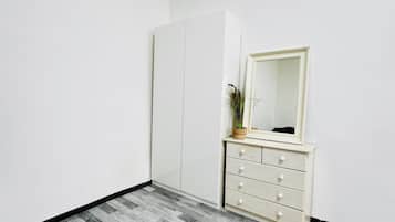Basic Studio | Iron/ironing board
