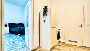 Basic Studio | Iron/ironing board