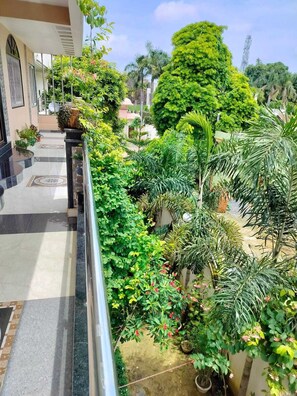 Balcony view - Pratimalaya Inn Guest House (Varanasi)