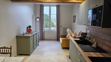 Refrigerador, microondas, horno, placa de cocina