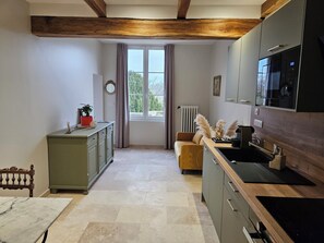 Kjøleskap, mikrobølgeovn, ovn og kokeplater