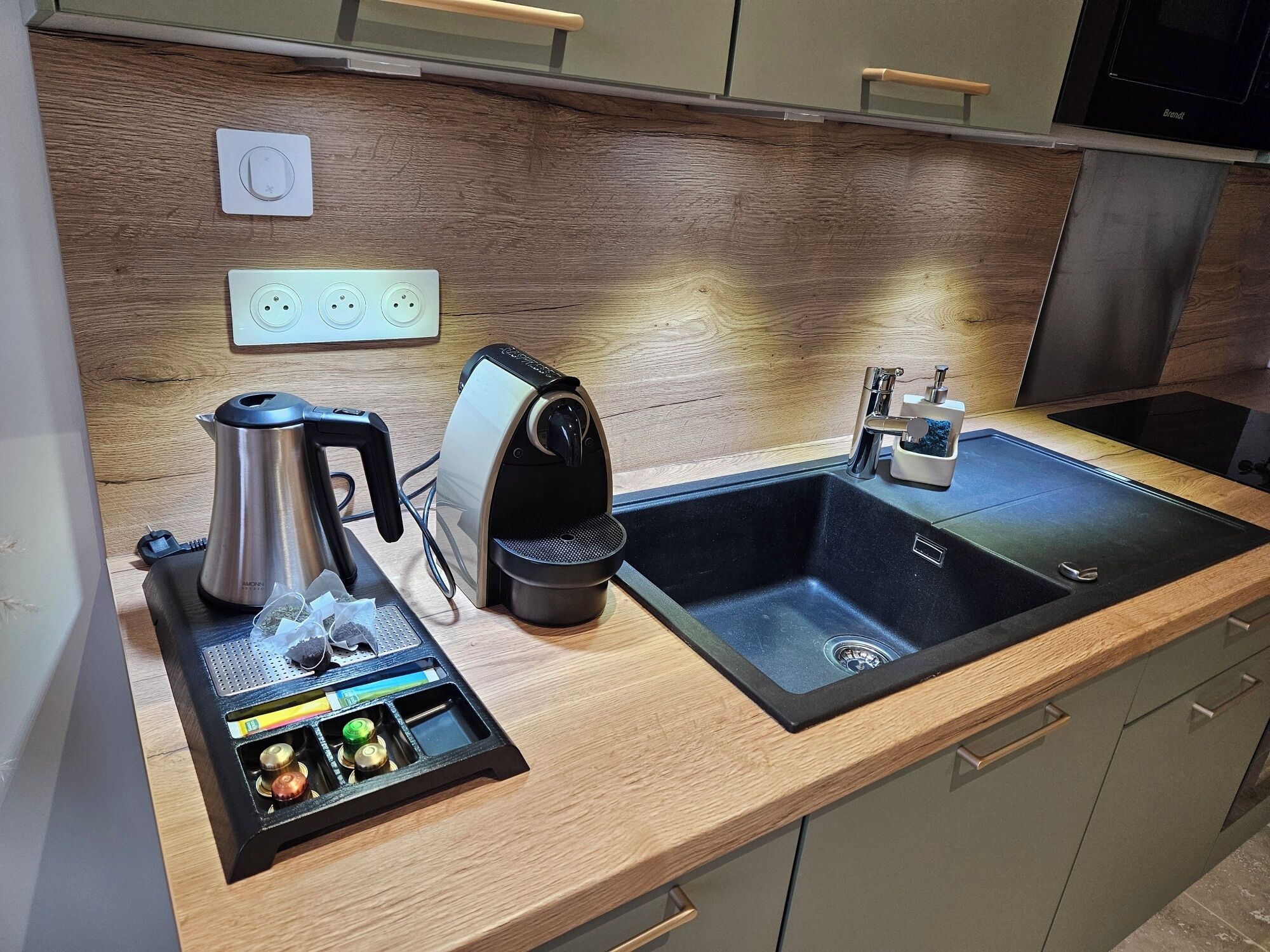 Frigorífico, microondas, horno y placa de cocina