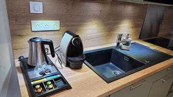 Frigorífico, microondas, horno y placa de cocina