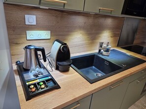 Kjøleskap, mikrobølgeovn, ovn og kokeplater