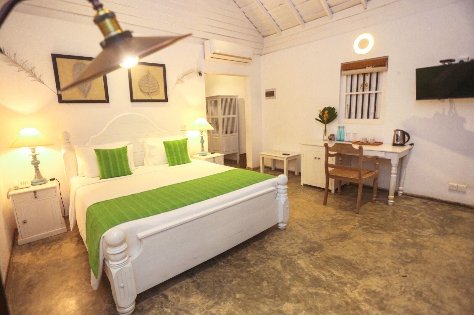 Deluxe Chalet | In-room safe, desk, blackout curtains, iron/ironing board