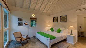 Ropa de cama de alta calidad y caja de seguridad en la habitación