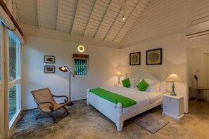 Deluxe Chalet | Premium bedding, in-room safe, desk, laptop workspace - Ilukketiya Tea chalets  (Padinnoruwa)