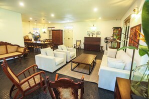 TV 36 pollici con canali via cavo, libri