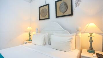 Deluxe Double Room | In-room safe, desk, blackout drapes, iron/ironing board