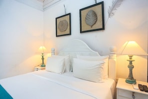 Deluxe Double Room | In-room safe, desk, blackout drapes, iron/ironing board