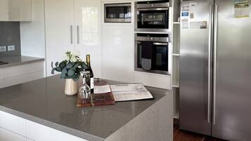 Een koelkast, een magnetron, een oven, een kookplaat