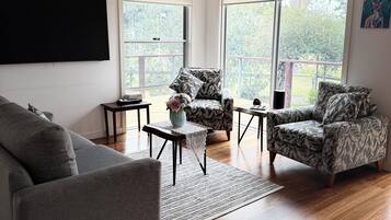 Een smart-tv en een open haard