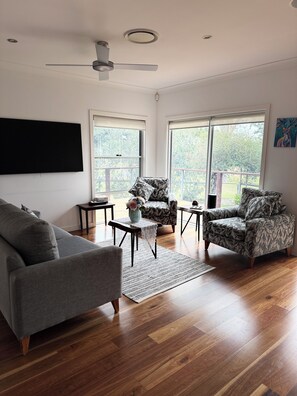 Een smart-tv en een open haard